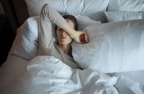 Dormir para volver a brillar: el poder del sueño en la perimenopausia y menopausia  Por Dra. Valerie Katthain
