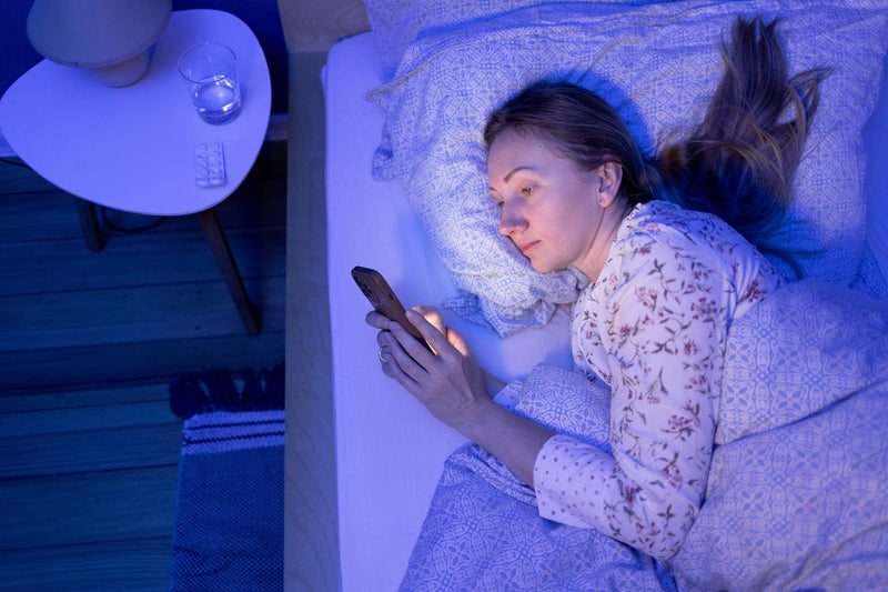 Pantallas, melatonina y menopausia: por qué tu celular puede estar saboteando tu sueño