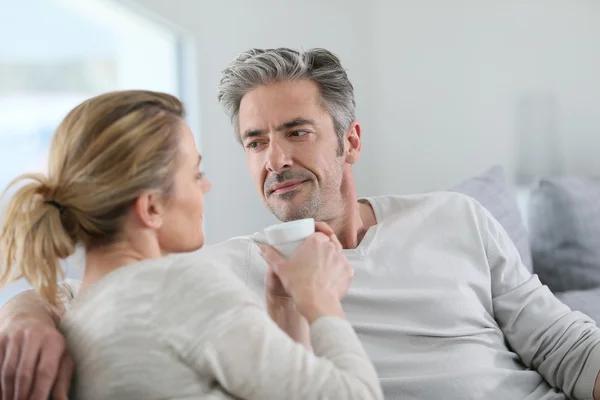 Cómo hablar de la menopausia con tu esposo: una conversación que puede fortalecer su relación