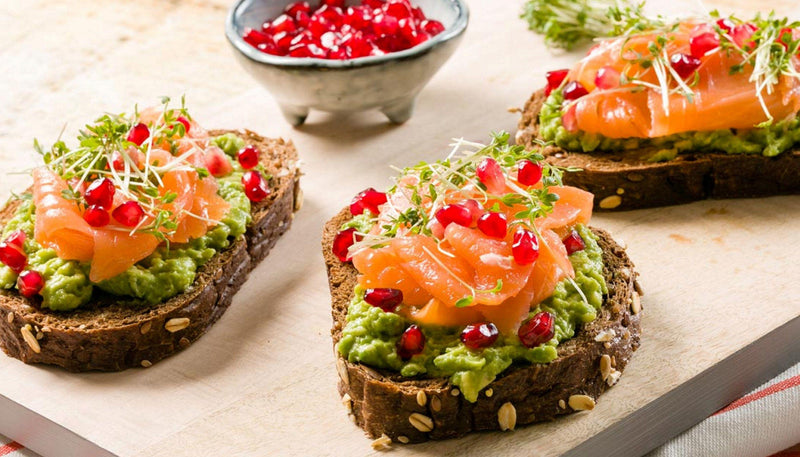recetas afrodisíacas saludables para despertar el romance (y cuidar tu bienestar en la perimenopausia) Tostadas de salmón, aguacate y granada